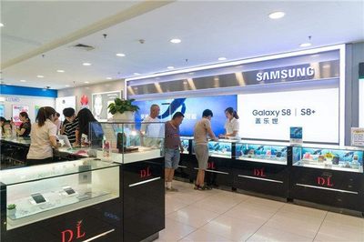 揭秘手机店生存之道 卖手机不挣钱，利润点究竟在哪里？